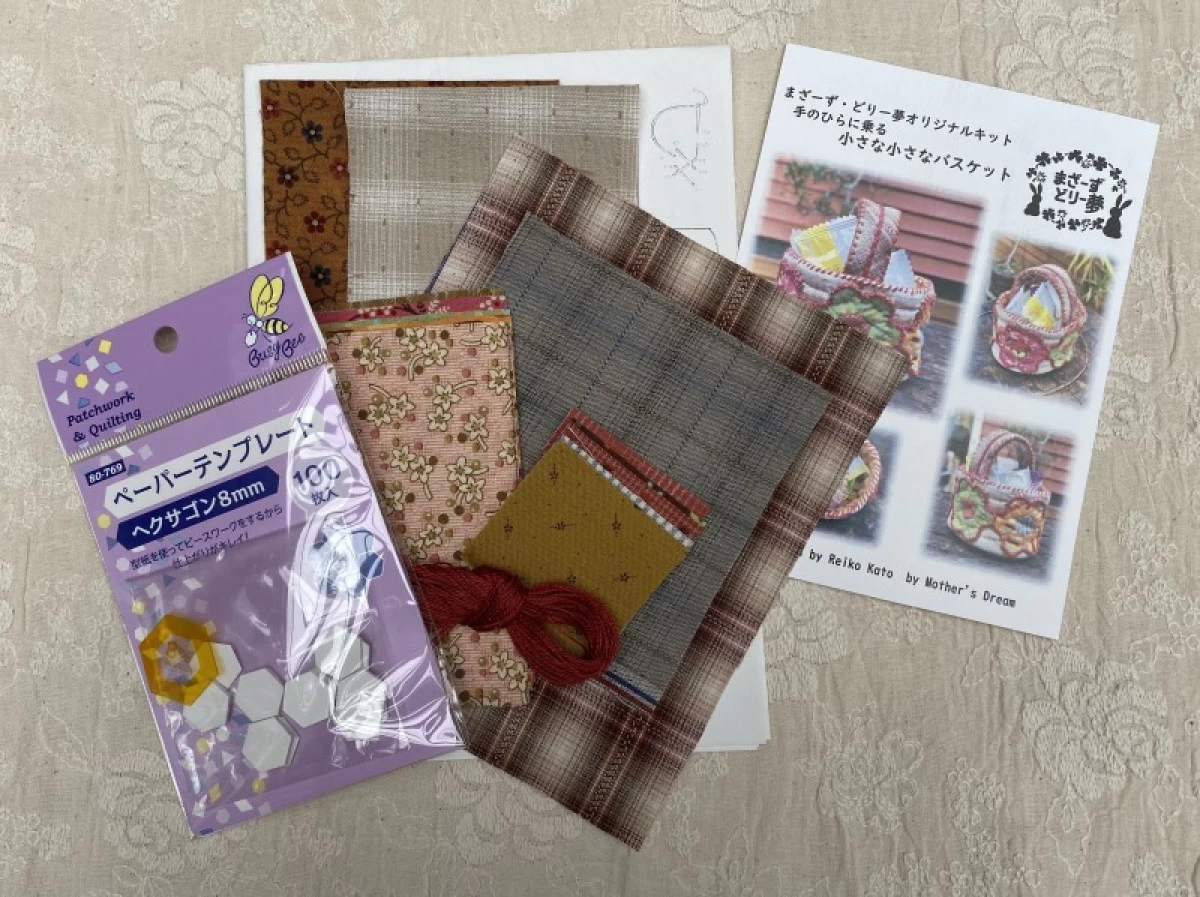 手のひらに乗る小さな小さなバスケット